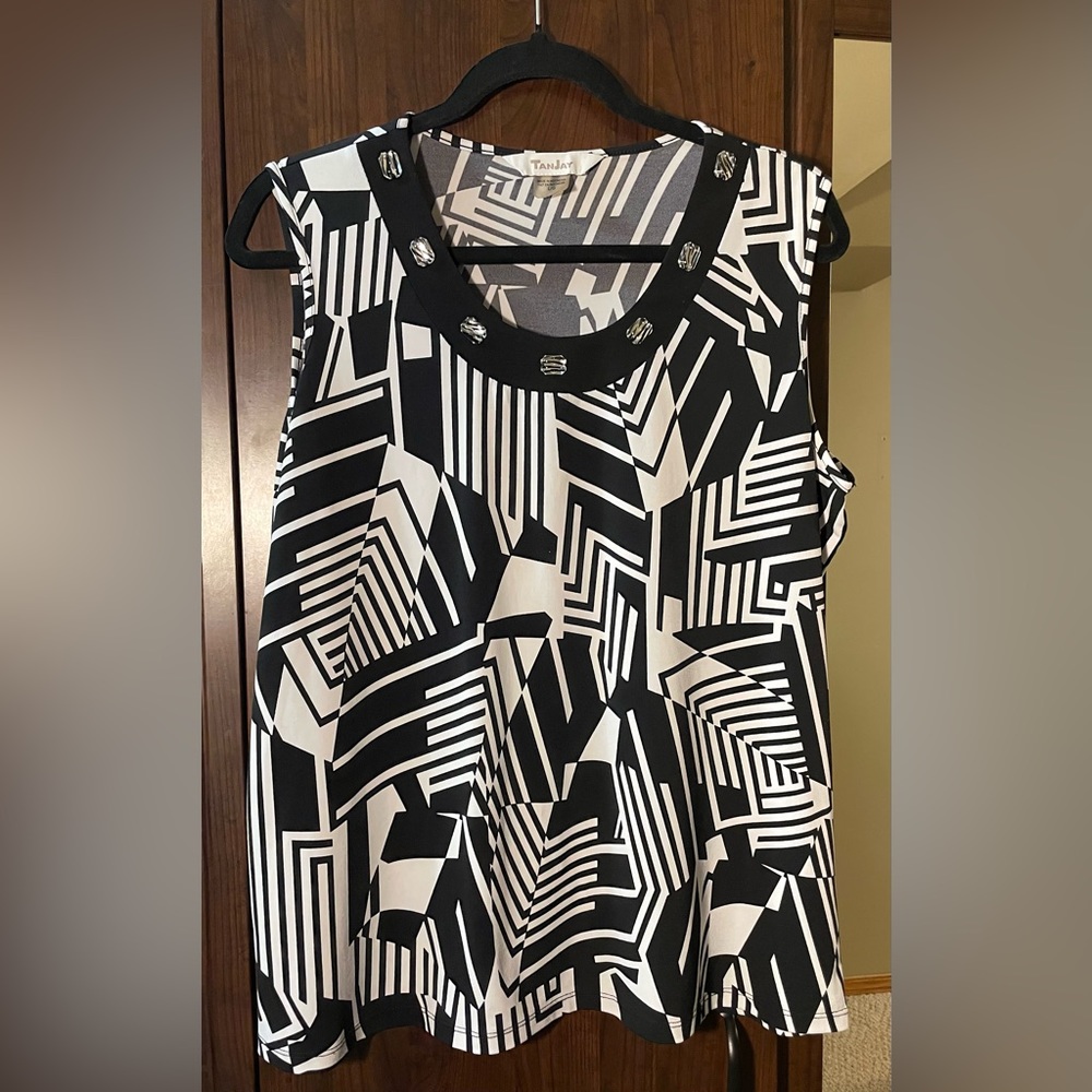 Non wrinkle sleeveless top